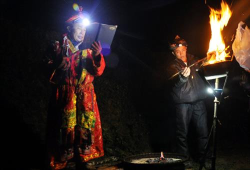 Chỉ các học trò nam giới mới được tham gia phần nghi lễ cúng trong lễ cấp sắc 12 đèn. Khi tham gia nghi lễ, các học trò phải mặc trang phục truyền thống theo đúng quy định. Nghi lễ cấp sắc 12 đèn gồm nhiều lễ cúng quan trọng, diễn ra trong không gian văn hóa mang đậm bản sắc dân tộc Dao, được trang trí công phu. Cùng thực hiện một nghi lễ trước bàn thờ trung tâm. Thực hiện nghi lễ dâng hương với những điệu nhảy trong tiếng kèn, trống rộn ràng. Phụ nữ trong trang phục cô dâu theo chồng đi làm lễ. Trong 4 ngày tất cả chỉ ăn cơm chay, bữa cuối cùng mới được ăn cơm có thịt. Những em nhỏ tham gia một nghi lễ cúng sao mặt trời. Một nghi lễ cúng ngoài trời ban đêm. Chuẩn bị sẵn sàng chiếc ghế để ngồi trước nghi lễ thắp đèn. Thầy cúng truyền 1 mâm 7 đèn và 1 mâm 12 đèn qua đầu các học trò. Các học trò được sư phụ dùng 2 chiếc gậy làm phép đỡ dậy khỏi ghế. Nghi lễ cấp sắc 12 đèn có ý nghĩa quan trọng với đồng bào Dao đỏ, vừa khẳng định sự trưởng thành và vị thế của người đàn ông, vừa cấp sắc cho cả những người đã qua đời, đồng thời chứng nhận cho các cặp vợ chồng mãi bên nhau khi sang thế giới bên kia.