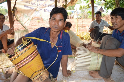 Nghệ nhân Hyoi giới thiệu sản phẩm có hoa văn đẹp. Ảnh: Đ.Y Nghệ nhân Hyoi giới thiệu sản phẩm có hoa văn đẹp. Ảnh: Đ.Y
