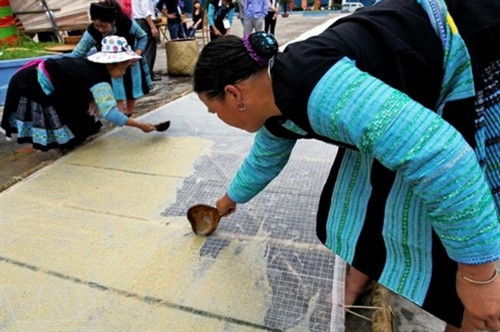 Kỹ thuật làm giấy giang của người Mông tồn tại ít nhất 300 năm trở lại đây Kỹ thuật làm giấy giang của người Mông tồn tại ít nhất 300 năm trở lại đây