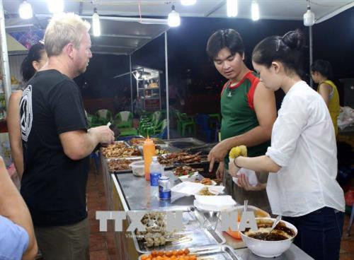 Khách du lịch quốc tế thưởng thức các món ẩm thực của Việt Nam tại chương trình. Ảnh: Trần Lê Lâm - TTXVN Khách du lịch quốc tế thưởng thức các món ẩm thực của Việt Nam tại chương trình. Ảnh: Trần Lê Lâm - TTXVN