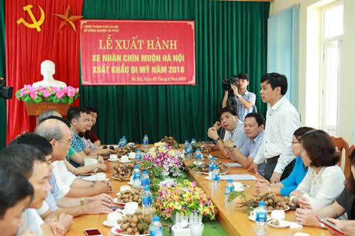 Ông Nguyễn Văn Chí - Chánh Văn phòng Sở Nông nghiệp và Phát triển nông thôn Hà Nội giới thiệu Chương trình tổ chức Lễ khởi hành xe nhãn chín muộn Hà Nội xuất khẩu đi Mỹ năm 2018. Ảnh: Lê Lan Hương Giám đốc Sở Nông nghiệp và Phát triển nông thôn Hà Nội Chu Phú Mỹ giới thiệu tiềm năng sản xuất nhãn chín muộn của Hà Nội. Ảnh: Lê Lan Hương Ông Joshua Emmanuel - Phó Chủ tịch Tập đoàn Joseli LLC, đại diện cho doanh nghiệp nhập khẩu nhãn chín muộn Hà Nội phát biểu tại buổi lễ. Ảnh: Lê Lan Hương Bà Phùng Hương - Tổng Giám đốc Công ty GreenPath Việt Nam, đại diện cho doanh nghiệp xuất khẩu nhãn chín muộn Hà Nội phát biểu tại buổi lễ. Ảnh: Lê Lan Hương