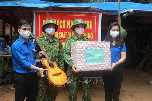 Đoàn Thanh niên tỉnh tặng quà cho cán bộ chiến sĩ Đồn biên phòng cửa khẩu Nam Giang làm nhiệm vụ tại các chốt chặn nơi có đường mòn, lối mở khu vực biên giới. Ảnh: Đoàn Hữu Trung - TTXVN Đoàn Thanh niên tỉnh tặng quà cho cán bộ chiến sĩ Đồn biên phòng cửa khẩu Nam Giang làm nhiệm vụ tại các chốt chặn nơi có đường mòn, lối mở khu vực biên giới. Ảnh: Đoàn Hữu Trung - TTXVN
