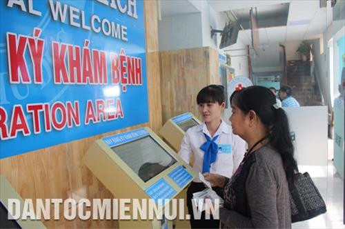 Nhân viên Bệnh viện Quận Thủ Đức hướng dẫn người dân đăng ký khám bệnh trực tuyến. Ảnh: Đinh Hằng Nhân viên Bệnh viện Quận Thủ Đức hướng dẫn người dân đăng ký khám bệnh trực tuyến. Ảnh: Đinh Hằng