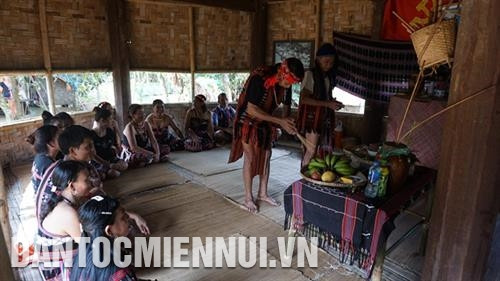 Thầy cúng làm lễ ở nhà Gươl. Ảnh: Hoàng Hải