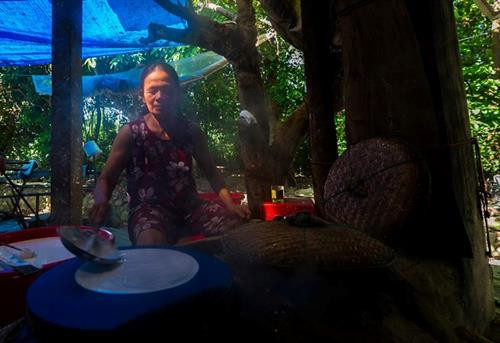 Làm bánh lâu năm bà Bông thao tác rất điêu luyện Làm bánh lâu năm bà Bông thao tác rất điêu luyện