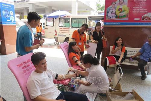 Sinh viên Trường Đại học Công nghệ Thành phố Hồ Chí Minh hiến máu tình nguyện. Ảnh: Đinh Hằng - TTXVN