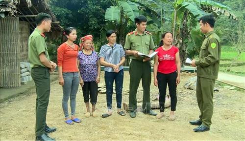 Công an huyện Lâm Bình tuyên truyền pháp luật cho chị Lý Thị Lịu (thứ 2 từ phải sang) và người dân thôn Khau Cau, xã Phúc Yên, huyện Lâm Bình, tỉnh Tuyên Quang. Ảnh: Quang Đán - TTXVN Công an huyện Lâm Bình tuyên truyền pháp luật cho chị Lý Thị Lịu (thứ 2 từ phải sang) và người dân thôn Khau Cau, xã Phúc Yên, huyện Lâm Bình, tỉnh Tuyên Quang. Ảnh: Quang Đán - TTXVN