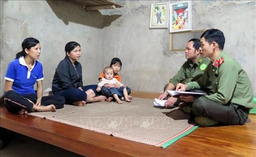 Chị Quan Thị Hậu, dân tộc Tày, thôn Nặm Chá, xã Lăng Can, huyện Lâm Bình, tỉnh Tuyên Quang (thứ 2 từ trái sang) vẫn ám ảnh về những ngày lao động trái phép tại Trung Quốc. Ảnh: Quang Đán - TTXVN Chị Quan Thị Hậu, dân tộc Tày, thôn Nặm Chá, xã Lăng Can, huyện Lâm Bình, tỉnh Tuyên Quang (thứ 2 từ trái sang) vẫn ám ảnh về những ngày lao động trái phép tại Trung Quốc. Ảnh: Quang Đán - TTXVN