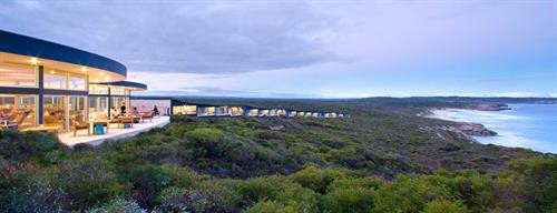 Nằm dọc theo bờ biển của đảo Kangaroo ở miền Nam Australia, Southern Ocean Lodge sở hữu tầm nhìn tuyệt vời ra đại dương từ đỉnh vách núi đá vôi. Ảnh: SouthernOceanLodge . Đến với khách sạn nơi đây, du khách có thể quan sát được nhiều loại động vật hoang dã, bao gồm sư tử biển, chuột túi wallabies tất nhiên là những con kangaroo đi lang thang xung quanh. Bên cạnh, khách sạn còn có nhiều hoạt động ngoài trời như lặn ngắm san hô, chèo thuyền kayak,..Ảnh: SouthernOceanLodge. Nằm dọc theo bờ biển của đảo Kangaroo ở miền Nam Australia, Southern Ocean Lodge sở hữu tầm nhìn tuyệt vời ra đại dương từ đỉnh vách núi đá vôi. Ảnh: SouthernOceanLodge . Đến với khách sạn nơi đây, du khách có thể quan sát được nhiều loại động vật hoang dã, bao gồm sư tử biển, chuột túi wallabies tất nhiên là những con kangaroo đi lang thang xung quanh. Bên cạnh, khách sạn còn có nhiều hoạt động ngoài trời như lặn ngắm san hô, chèo thuyền kayak,..Ảnh: SouthernOceanLodge.