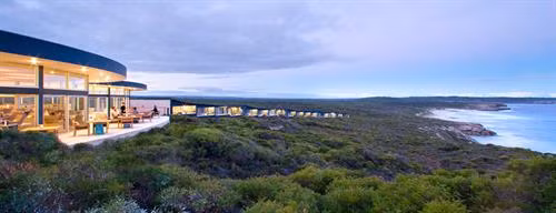 Nằm dọc theo bờ biển của đảo Kangaroo ở miền Nam Australia, Southern Ocean Lodge sở hữu tầm nhìn tuyệt vời ra đại dương từ đỉnh vách núi đá vôi. Ảnh: SouthernOceanLodge . Đến với khách sạn nơi đây, du khách có thể quan sát được nhiều loại động vật hoang dã, bao gồm sư tử biển, chuột túi wallabies tất nhiên là những con kangaroo đi lang thang xung quanh. Bên cạnh, khách sạn còn có nhiều hoạt động ngoài trời như lặn ngắm san hô, chèo thuyền kayak,..Ảnh: SouthernOceanLodge.