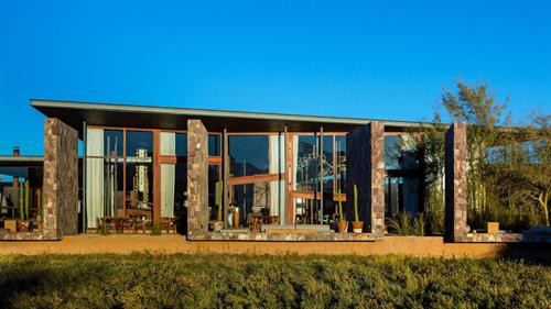 Được thiết kể để hòa hợp với thiên nhiên và ẩn mình hòa toàn trong hoang mạc lâu đời nhất thế giới - hoang mạc Atacama. Ở nơi đây, du khách sẽ được chiêm ngưỡng nhiều vẻ đẹp tự nhiên khác nhau: những mạch nước phun trào, những núi đá có hàng nghìn năm tuổi,... Ảnh: TierraAtacama. Đến với khách sạn này, du khách cũng được tham gia trải nghiệm đi xe đạp giữa hoang mạc, cưỡi ngựa qua những cồn cát,... Nơi đây du khách có thể nhìn ngắm ngọn núi lửa linh thiêng Licancabur. Ảnh: TierraAtacama. Được thiết kể để hòa hợp với thiên nhiên và ẩn mình hòa toàn trong hoang mạc lâu đời nhất thế giới - hoang mạc Atacama. Ở nơi đây, du khách sẽ được chiêm ngưỡng nhiều vẻ đẹp tự nhiên khác nhau: những mạch nước phun trào, những núi đá có hàng nghìn năm tuổi,... Ảnh: TierraAtacama. Đến với khách sạn này, du khách cũng được tham gia trải nghiệm đi xe đạp giữa hoang mạc, cưỡi ngựa qua những cồn cát,... Nơi đây du khách có thể nhìn ngắm ngọn núi lửa linh thiêng Licancabur. Ảnh: TierraAtacama.