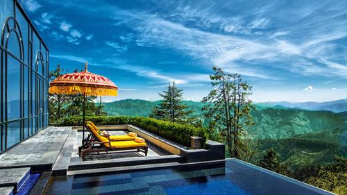 Nằm trong dãy Himalaya hùng vĩ, khu nghỉ dưỡng này nằm ở vị trí gần 2500m trên mặt nước biển. Nơi đây gần như là điểm giao hòa của đất trời với những ngọn núi hùng vĩ và những rừng tuyết tùng, rừng thông trải dài. Ảnh: OberoiHotels. Bên cạnh đó, khu nghỉ dưỡng này còn cung cấp những hoạt động ngoài trời như đi bộ, yoga, đi bè trên sông và chơi gôn. Ảnh: OberoiHotels. Nằm trong dãy Himalaya hùng vĩ, khu nghỉ dưỡng này nằm ở vị trí gần 2500m trên mặt nước biển. Nơi đây gần như là điểm giao hòa của đất trời với những ngọn núi hùng vĩ và những rừng tuyết tùng, rừng thông trải dài. Ảnh: OberoiHotels. Bên cạnh đó, khu nghỉ dưỡng này còn cung cấp những hoạt động ngoài trời như đi bộ, yoga, đi bè trên sông và chơi gôn. Ảnh: OberoiHotels.