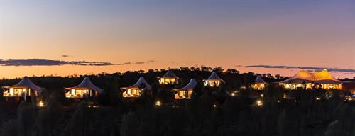 Khách sạn này tọa lạc tại một địa điểm vô cùng độc đáo là ngay giữa Vườn Quốc gia Australia Uluru-Kata Tjuta. Nơi đây là khu vực di sản thế giới và điểm đến mang tính biểu tượng của Australia. Ảnh: Longitude131. Đến với khách sạn Longitude 131°, du khách có cơ hội chiêm ngưỡng ngọn núi thiêng Uluru đổi màu từ lúc rạng đông đến tối muộn. Đặc biệt, đây là địa điểm hoàn hảo để ngắm bầu trời sao rực rỡ khi màn đêm buông xuống.Ảnh: Longitude131. Khách sạn này tọa lạc tại một địa điểm vô cùng độc đáo là ngay giữa Vườn Quốc gia Australia Uluru-Kata Tjuta. Nơi đây là khu vực di sản thế giới và điểm đến mang tính biểu tượng của Australia. Ảnh: Longitude131. Đến với khách sạn Longitude 131°, du khách có cơ hội chiêm ngưỡng ngọn núi thiêng Uluru đổi màu từ lúc rạng đông đến tối muộn. Đặc biệt, đây là địa điểm hoàn hảo để ngắm bầu trời sao rực rỡ khi màn đêm buông xuống.Ảnh: Longitude131.