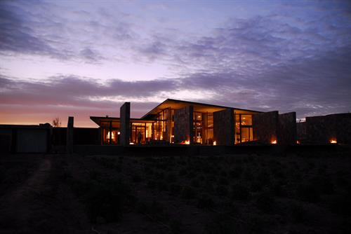 Được thiết kể để hòa hợp với thiên nhiên và ẩn mình hòa toàn trong hoang mạc lâu đời nhất thế giới - hoang mạc Atacama. Ở nơi đây, du khách sẽ được chiêm ngưỡng nhiều vẻ đẹp tự nhiên khác nhau: những mạch nước phun trào, những núi đá có hàng nghìn năm tuổi,... Ảnh: TierraAtacama. Đến với khách sạn này, du khách cũng được tham gia trải nghiệm đi xe đạp giữa hoang mạc, cưỡi ngựa qua những cồn cát,... Nơi đây du khách có thể nhìn ngắm ngọn núi lửa linh thiêng Licancabur. Ảnh: TierraAtacama. Được thiết kể để hòa hợp với thiên nhiên và ẩn mình hòa toàn trong hoang mạc lâu đời nhất thế giới - hoang mạc Atacama. Ở nơi đây, du khách sẽ được chiêm ngưỡng nhiều vẻ đẹp tự nhiên khác nhau: những mạch nước phun trào, những núi đá có hàng nghìn năm tuổi,... Ảnh: TierraAtacama. Đến với khách sạn này, du khách cũng được tham gia trải nghiệm đi xe đạp giữa hoang mạc, cưỡi ngựa qua những cồn cát,... Nơi đây du khách có thể nhìn ngắm ngọn núi lửa linh thiêng Licancabur. Ảnh: TierraAtacama.