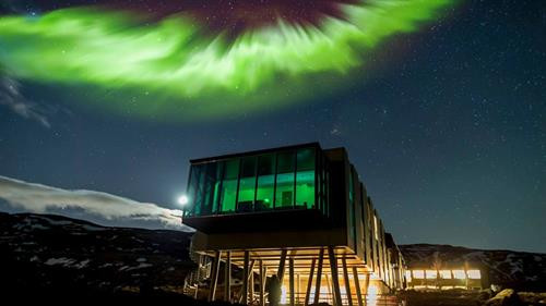 Nằm gần Vườn Quốc gia Thingvellir, di sản thế giới UNESCO, ION Luxury Adventure Hotel nằm giữa phong cảnh núi non và những cánh đồng nham thạch. Cách thủ đô Reykjavik của Iceland khoảng một giờ lái xe, đường đến khách sạn này cũng đi qua tuyến đường Golden Circle nổi tiếng. Ảnh: Telegraph. Vào mùa đông, ION Luxury Aventure Hotel là địa điểm lý tưởng để chiêm ngưỡng cực quang. Ảnh: Telegraph. Nằm gần Vườn Quốc gia Thingvellir, di sản thế giới UNESCO, ION Luxury Adventure Hotel nằm giữa phong cảnh núi non và những cánh đồng nham thạch. Cách thủ đô Reykjavik của Iceland khoảng một giờ lái xe, đường đến khách sạn này cũng đi qua tuyến đường Golden Circle nổi tiếng. Ảnh: Telegraph. Vào mùa đông, ION Luxury Aventure Hotel là địa điểm lý tưởng để chiêm ngưỡng cực quang. Ảnh: Telegraph.