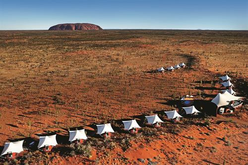 Khách sạn này tọa lạc tại một địa điểm vô cùng độc đáo là ngay giữa Vườn Quốc gia Australia Uluru-Kata Tjuta. Nơi đây là khu vực di sản thế giới và điểm đến mang tính biểu tượng của Australia. Ảnh: Longitude131. Đến với khách sạn Longitude 131°, du khách có cơ hội chiêm ngưỡng ngọn núi thiêng Uluru đổi màu từ lúc rạng đông đến tối muộn. Đặc biệt, đây là địa điểm hoàn hảo để ngắm bầu trời sao rực rỡ khi màn đêm buông xuống.Ảnh: Longitude131. Khách sạn này tọa lạc tại một địa điểm vô cùng độc đáo là ngay giữa Vườn Quốc gia Australia Uluru-Kata Tjuta. Nơi đây là khu vực di sản thế giới và điểm đến mang tính biểu tượng của Australia. Ảnh: Longitude131. Đến với khách sạn Longitude 131°, du khách có cơ hội chiêm ngưỡng ngọn núi thiêng Uluru đổi màu từ lúc rạng đông đến tối muộn. Đặc biệt, đây là địa điểm hoàn hảo để ngắm bầu trời sao rực rỡ khi màn đêm buông xuống.Ảnh: Longitude131.