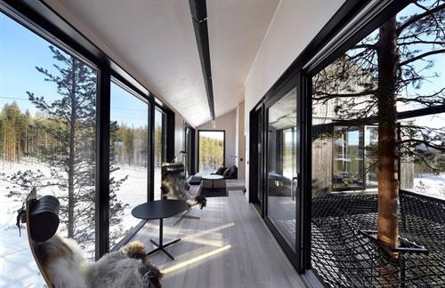 Nơi này nổi tiếng với “Căn phòng số 7”, một căn hộ được xây dựng trong tán cây và cách mặt đất gần 10m. Đây là một trong những địa điểm khá lý tưởng để chiêm ngưỡng cực quang tại đất nước Bắc Âu này. Ảnh: DailyMail. Nơi này nổi tiếng với “Căn phòng số 7”, một căn hộ được xây dựng trong tán cây và cách mặt đất gần 10m. Đây là một trong những địa điểm khá lý tưởng để chiêm ngưỡng cực quang tại đất nước Bắc Âu này. Ảnh: DailyMail.