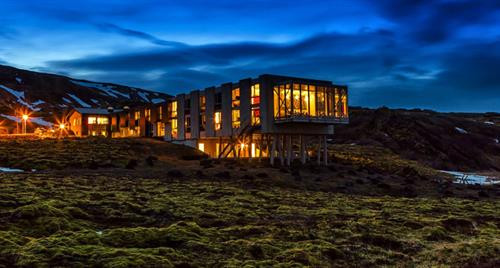 Nằm gần Vườn Quốc gia Thingvellir, di sản thế giới UNESCO, ION Luxury Adventure Hotel nằm giữa phong cảnh núi non và những cánh đồng nham thạch. Cách thủ đô Reykjavik của Iceland khoảng một giờ lái xe, đường đến khách sạn này cũng đi qua tuyến đường Golden Circle nổi tiếng. Ảnh: Telegraph. Vào mùa đông, ION Luxury Aventure Hotel là địa điểm lý tưởng để chiêm ngưỡng cực quang. Ảnh: Telegraph. Nằm gần Vườn Quốc gia Thingvellir, di sản thế giới UNESCO, ION Luxury Adventure Hotel nằm giữa phong cảnh núi non và những cánh đồng nham thạch. Cách thủ đô Reykjavik của Iceland khoảng một giờ lái xe, đường đến khách sạn này cũng đi qua tuyến đường Golden Circle nổi tiếng. Ảnh: Telegraph. Vào mùa đông, ION Luxury Aventure Hotel là địa điểm lý tưởng để chiêm ngưỡng cực quang. Ảnh: Telegraph.