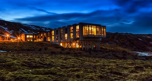 Nằm gần Vườn Quốc gia Thingvellir, di sản thế giới UNESCO, ION Luxury Adventure Hotel nằm giữa phong cảnh núi non và những cánh đồng nham thạch. Cách thủ đô Reykjavik của Iceland khoảng một giờ lái xe, đường đến khách sạn này cũng đi qua tuyến đường Golden Circle nổi tiếng. Ảnh: Telegraph. Vào mùa đông, ION Luxury Aventure Hotel là địa điểm lý tưởng để chiêm ngưỡng cực quang. Ảnh: Telegraph.
