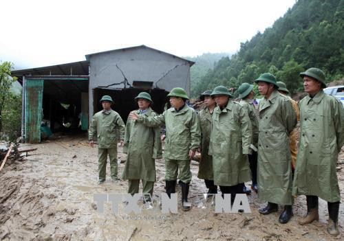 Phó Thủ tướng Trịnh Đình Dũng thị sát tại bản Chu Va, xã Sơn Bình, huyện Tam Đường. Ảnh: Quý Trung – TTXVN
