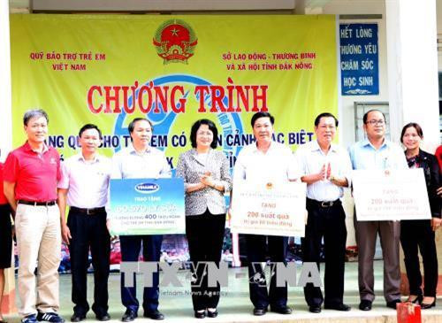 Phó Chủ tịch nước Đặng Thị Ngọc Thịnh và các nhà tài trợ trao quà cho lãnh đạo và giáo viên xã Đắk R’Măng. Ảnh: Hưng Thịnh – TTXVN Phó Chủ tịch nước Đặng Thị Ngọc Thịnh và các nhà tài trợ trao quà cho lãnh đạo và giáo viên xã Đắk R’Măng. Ảnh: Hưng Thịnh – TTXVN