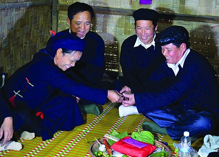 Nhà gái bổ cau, mời trầu nhà trai. Nhà gái bổ cau, mời trầu nhà trai.