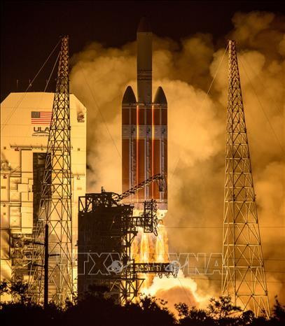 Tên lửa đẩy Delta IV Heavy mang theo tàu thăm dò Parker Solar Probe rời bệ phóng tại căn cứ không quân Cape Canaveral ở Florida, Mỹ ngày 12/8/2018. Ảnh: AFP/ TTXVN Tên lửa đẩy Delta IV Heavy mang theo tàu thăm dò Parker Solar Probe rời bệ phóng tại căn cứ không quân Cape Canaveral ở Florida, Mỹ ngày 12/8/2018. Ảnh: AFP/ TTXVN