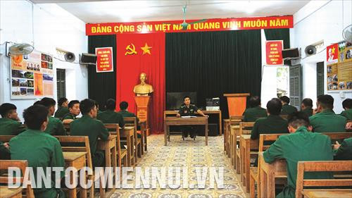 Cán bộ, chiến sĩ Đồn biên phòng Mường Cai tổ chức giao ban, nắm bắt tình hình cơ sở, từ đó có thể giúp đồng bào dân tộc phát triển kinh tế, vươn lên thoát nghèo