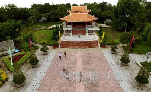 Du khách tham quan Khu tưởng niệm Bác Hồ. Ảnh: An Hiếu – TTXVN