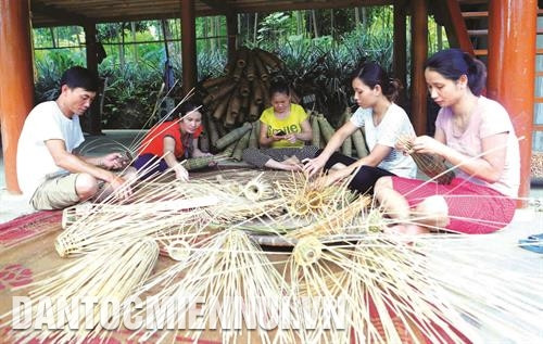 Gia đình chị Hứa Thị Nghiệp ở làng Ro, xã Phan Thanh đan được khoảng 100 rọ tôm/ngày, với giá bán bình quân từ 3.500 - 4.000 đồng/rọ, gia đình chị mỗi ngày thu nhập từ 300.000 - 350.000 đồng