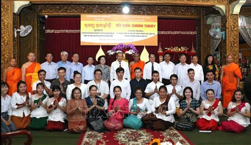 Phó Thủ tướng thường trực Trương Hòa Bình chúc mừng chư Tăng, Phật tử Nam tông Khmer và đồng bào Khmer tại Thành phố Hồ Chí Minh. Ảnh: Xuân Khu - TTXVN Phó Thủ tướng thường trực Trương Hòa Bình chúc mừng chư Tăng, Phật tử Nam tông Khmer và đồng bào Khmer tại Thành phố Hồ Chí Minh. Ảnh: Xuân Khu - TTXVN