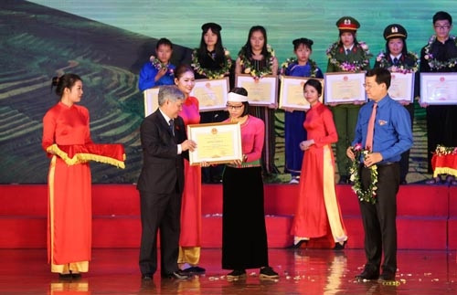 Bộ trưởng, Chủ nhiệm Ủy ban Dân tộc Đỗ Văn Chiến trao bằng khen cho các học sinh, sinh viên.