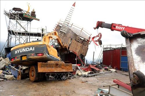 Sở GTVT cùng chính quyền huyện Tam Đường (Lai Châu) huy động lực lượng và máy móc tháo dỡ lều, quán xây dựng trái phép. Ảnh: TTXVN Sở GTVT cùng chính quyền huyện Tam Đường (Lai Châu) huy động lực lượng và máy móc tháo dỡ lều, quán xây dựng trái phép. Ảnh: TTXVN