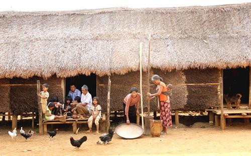 “Nào” - nơi thiêng của nhà Dài, để chiêng, ché quý. “Đor” - nơi hong lúa, bắp. Lễ làm rượu cần đãi khách. Trong không gian nhà Dài người Mạ. Bà Ka Dít với sản vật của núi rừng chuẩn bị đãi khách. Khung nhà Dài làm bằng gỗ, sàn lát tre, mái trong bằng lá mây rừng ngoài lợp tranh. Sinh hoạt hằng ngày của người Mạ bên nhà Dài. Già làng K’Diệp cùng trảy bắp với lũ trẻ trong làng. Bà cháu Giã lúa chày đôi. Bên nếp cửa nhà Dài.