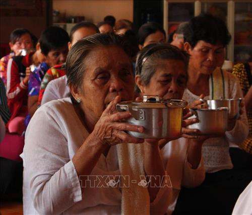 Đồng bào Khmer thành tâm tưởng nhớ đến tổ tiên trong dịp Sen Dolta. Ảnh: Hồng Thái - TTXVN Đồng bào Khmer thành tâm tưởng nhớ đến tổ tiên trong dịp Sen Dolta. Ảnh: Hồng Thái - TTXVN