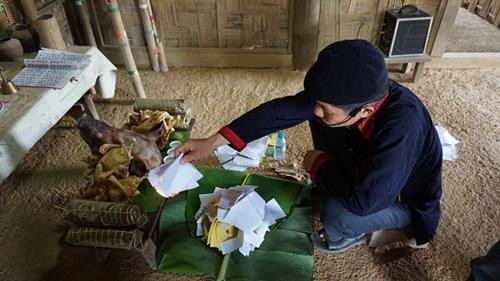 Thầy cúng đốt tiền vàng, gửi cho thần linh, ông bà tổ tiên nhận tấm lòng của con cháu để làm lộ phí đi đường. Ảnh: Hoàng Tâm