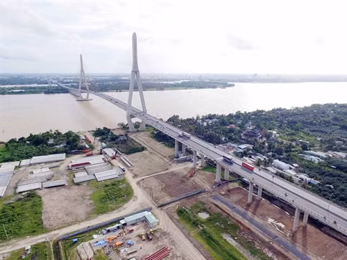 Cầu Cần Thơ bắc qua Sông Hậu, nối với tỉnh Vĩnh Long và Cần Thơ, là cây câu dây văng có nhịp dẫn chính dài nhất Đông Nam Á.