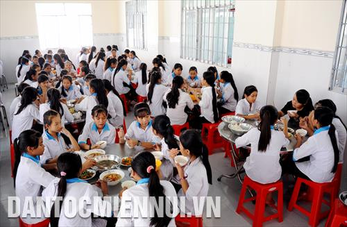 Khu vực nhà ăn của học sinh Trường Phổ thông Dân tộc nội trú THCS An Biên được đầu tư xây dựng khang trang, sạch đẹp