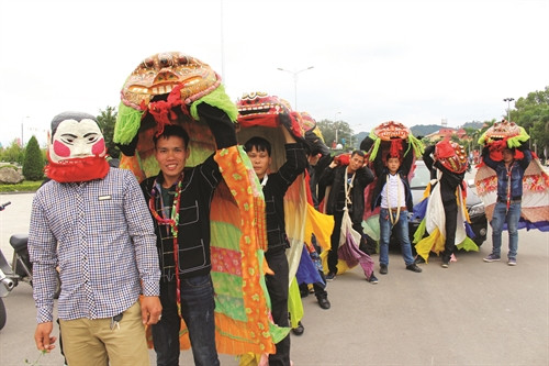 Tham gia múa sư tử mèo hầu hết là những người trẻ tuổi, nhanh nhẹn, có đủ sức khỏe để biểu diễn những động tác nhào lộn, nhảy cao, trồng cây chuối...
