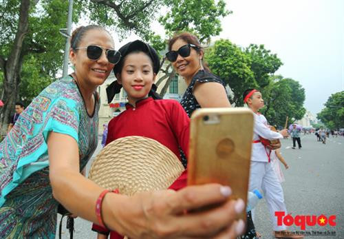 Ngay sau khi phục vụ biểu diễn tại Triển lãm ảnh "Đất nước, con người ASEAN" phường xoan An Thái (Phú Thọ) đã ra phố đi bộ Hồ Gươm biểu diễn phục vụ nhân dân và khách du lịch. Với mục đích quảng bá sâu rông hơn đến khán giả về nét văn hóa cổ độc đáo của người Việt. Nghệ sĩ hát xoan Nguyễn Văn Tuấn của phường hát xoan An Thái cho biết: "Đây là một dịp đưa nét văn hóa độc đáo đến với du khách thập phương" Được biết Hát Xoan là tên gọi khác, nói chệch của hai từ hát xuân hay ca xuân; hát Xoan có lối hát dùng trong nghi lễ - phong tục, lễ hội diễn ra vào mùa xuân. Trong dân gian còn gọi lối hát này là hát Lãi Lèn, vì bắt nguồn từ câu hát đệm chính của Xoan: “Lý len… len là… lễ là… len hỡi len…”. Hát Xoan có nội dung tín ngưỡng với mục đích thờ thần, cầu thần ban phát phù trợ cho dân làng tứ thời tiết lập, mưa thuận gió hòa, nhà nhà no đủ, đông đàn dài lũ, nhân khang thịnh vượng, quốc thái dân an… Hát Xoan gồm có: Hát thờ, hát quả cách và hát hội. Trong đó, hát quả cách gồm có 3 phần: giáo cách (giới thiệu), hát cách (dẫn) và kết cách. Hát Xoan là nghệ thuật diễn xướng tổng hợp, hát đi đôi với múa và nhạc đỡ giọng giữ nhịp, trong đó yếu tố hát là chính. Hát Xoan là hình thức nghệ thuật “Hát thơ”, hát trên rất nhiều thể thơ truyền thống Việt Nam như: Lục bát, song thất lục bát, lục bát biến thể, các thể thất ngôn và thể 4 chữ. Đây là dịp hiếm có để người dân Thủ đô được thưởng thức những điệu hát Xoan ngay tại phố đi bộ. Trước đó, ngày 24/11/2011, UNESCO đã bỏ phiếu công nhận đưa loại hình hát xoan vào danh mục Di sản văn hóa phi vật thể cần bảo vệ khẩn cấp của thế giới. Chỉ mới học hát Xoan sáu tháng, bé Đào Thị Thu Thủy, 14 tuổi có đôi mắt trong vắt và gương mặt xinh xắn đáng yêu đã thuộc được mười điệu. Hồi còn nhỏ, Thủy đã nghe hát từ bà nên đã quen các giai điệu. Lên lớp 2, bé Thủy chính thức “tầm sư học đạo” tại phường xoan An Thái. Khách du lịch quốc tế thích thú chụp ảnh với các “kép nhí” . Cũng theo Nghệ sĩ hát xoan Nguyễn Văn Tuấn cho biết, theo chủ trương quảng bá di sản văn hóa phi vật thể của Bộ Văn hóa, Thể thao và Du lịch các phường hát Xoan của Phú Thọ sẽ có mặt tại Hà Nội để biểu diễn nhiều hơn trong thời gian tới Ngay sau khi phục vụ biểu diễn tại Triển lãm ảnh "Đất nước, con người ASEAN" phường xoan An Thái (Phú Thọ) đã ra phố đi bộ Hồ Gươm biểu diễn phục vụ nhân dân và khách du lịch. Với mục đích quảng bá sâu rông hơn đến khán giả về nét văn hóa cổ độc đáo của người Việt. Nghệ sĩ hát xoan Nguyễn Văn Tuấn của phường hát xoan An Thái cho biết: "Đây là một dịp đưa nét văn hóa độc đáo đến với du khách thập phương" Được biết Hát Xoan là tên gọi khác, nói chệch của hai từ hát xuân hay ca xuân; hát Xoan có lối hát dùng trong nghi lễ - phong tục, lễ hội diễn ra vào mùa xuân. Trong dân gian còn gọi lối hát này là hát Lãi Lèn, vì bắt nguồn từ câu hát đệm chính của Xoan: “Lý len… len là… lễ là… len hỡi len…”. Hát Xoan có nội dung tín ngưỡng với mục đích thờ thần, cầu thần ban phát phù trợ cho dân làng tứ thời tiết lập, mưa thuận gió hòa, nhà nhà no đủ, đông đàn dài lũ, nhân khang thịnh vượng, quốc thái dân an… Hát Xoan gồm có: Hát thờ, hát quả cách và hát hội. Trong đó, hát quả cách gồm có 3 phần: giáo cách (giới thiệu), hát cách (dẫn) và kết cách. Hát Xoan là nghệ thuật diễn xướng tổng hợp, hát đi đôi với múa và nhạc đỡ giọng giữ nhịp, trong đó yếu tố hát là chính. Hát Xoan là hình thức nghệ thuật “Hát thơ”, hát trên rất nhiều thể thơ truyền thống Việt Nam như: Lục bát, song thất lục bát, lục bát biến thể, các thể thất ngôn và thể 4 chữ. Đây là dịp hiếm có để người dân Thủ đô được thưởng thức những điệu hát Xoan ngay tại phố đi bộ. Trước đó, ngày 24/11/2011, UNESCO đã bỏ phiếu công nhận đưa loại hình hát xoan vào danh mục Di sản văn hóa phi vật thể cần bảo vệ khẩn cấp của thế giới. Chỉ mới học hát Xoan sáu tháng, bé Đào Thị Thu Thủy, 14 tuổi có đôi mắt trong vắt và gương mặt xinh xắn đáng yêu đã thuộc được mười điệu. Hồi còn nhỏ, Thủy đã nghe hát từ bà nên đã quen các giai điệu. Lên lớp 2, bé Thủy chính thức “tầm sư học đạo” tại phường xoan An Thái. Khách du lịch quốc tế thích thú chụp ảnh với các “kép nhí” . Cũng theo Nghệ sĩ hát xoan Nguyễn Văn Tuấn cho biết, theo chủ trương quảng bá di sản văn hóa phi vật thể của Bộ Văn hóa, Thể thao và Du lịch các phường hát Xoan của Phú Thọ sẽ có mặt tại Hà Nội để biểu diễn nhiều hơn trong thời gian tới