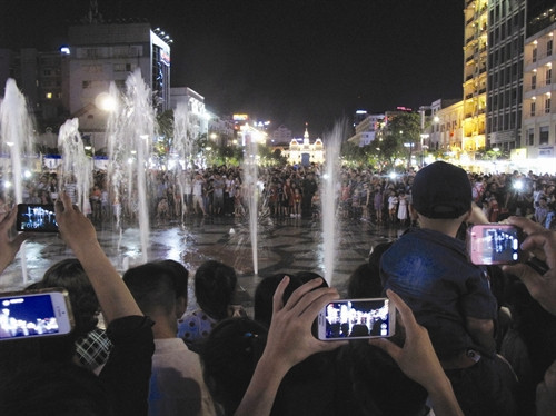 Người dân xem nhạc nước