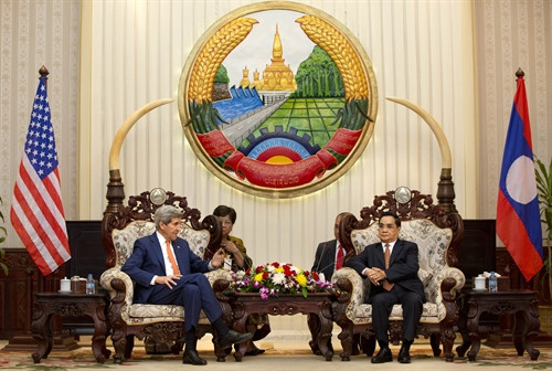 Thủ tướng LàoThongsing Thammavong (phải) tiếp Ngoại trưởng Mỹ John Kerry (trái). AFP/TTXVN