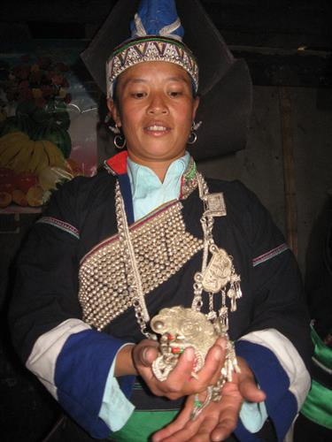 Chủ nhà chuẩn bị trang sức cho con dâu