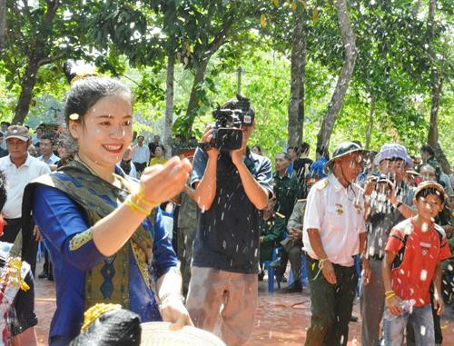 Tiết mục văn nghệ truyền thống của dân tộc Lào. Ảnh: Tuấn Anh – TTXVN Hội té nước trong ngày Tết của dân tộc Lào. Ảnh: Tuấn Anh – TTXVN Hội té nước trong ngày Tết của dân tộc Lào. Ảnh: Tuấn Anh – TTXVN Phong tục đắp tháp cát của dân tộc Lào trong ngày Tết. Ảnh: Tuấn Anh – TTXVN Phong tục buộc chỉ tay trong ngày Tết cầu cho may mắn, hạnh phúc. Ảnh: Tuấn Anh – TTXVN Phong tục buộc chỉ tay trong ngày Tết cầu cho may mắn, hạnh phúc. Ảnh: Tuấn Anh – TTXVN Nghi lễ tắm phật trong ngày Tết. Ảnh: Tuấn Anh – TTXVN Nghi lễ tắm phật trong ngày Tết. Ảnh: Tuấn Anh – TTXVN Nghi Lễ thả hoa đăng, thả những điều không may mắn theo dòng nước. Ảnh: Tuấn Anh – TTXVN Tiết mục văn nghệ truyền thống của dân tộc Lào. Ảnh: Tuấn Anh – TTXVN Hội té nước trong ngày Tết của dân tộc Lào. Ảnh: Tuấn Anh – TTXVN Hội té nước trong ngày Tết của dân tộc Lào. Ảnh: Tuấn Anh – TTXVN Phong tục đắp tháp cát của dân tộc Lào trong ngày Tết. Ảnh: Tuấn Anh – TTXVN Phong tục buộc chỉ tay trong ngày Tết cầu cho may mắn, hạnh phúc. Ảnh: Tuấn Anh – TTXVN Phong tục buộc chỉ tay trong ngày Tết cầu cho may mắn, hạnh phúc. Ảnh: Tuấn Anh – TTXVN Nghi lễ tắm phật trong ngày Tết. Ảnh: Tuấn Anh – TTXVN Nghi lễ tắm phật trong ngày Tết. Ảnh: Tuấn Anh – TTXVN Nghi Lễ thả hoa đăng, thả những điều không may mắn theo dòng nước. Ảnh: Tuấn Anh – TTXVN