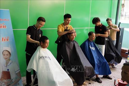 : Các bệnh nhân và người nhà bệnh nhân được cắt tóc miễn phí. Ảnh: Diệp Anh - TTXVN : Các bệnh nhân và người nhà bệnh nhân được cắt tóc miễn phí. Ảnh: Diệp Anh - TTXVN