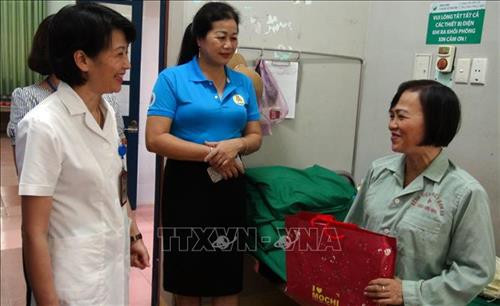Chương trình trao nhiều suất quà tặng cho người bệnh có hoàn cảnh khó khăn, bệnh nhân nặng đang điều trị tại bệnh viện. Ảnh: Diệp Anh - TTXVN Chương trình trao nhiều suất quà tặng cho người bệnh có hoàn cảnh khó khăn, bệnh nhân nặng đang điều trị tại bệnh viện. Ảnh: Diệp Anh - TTXVN