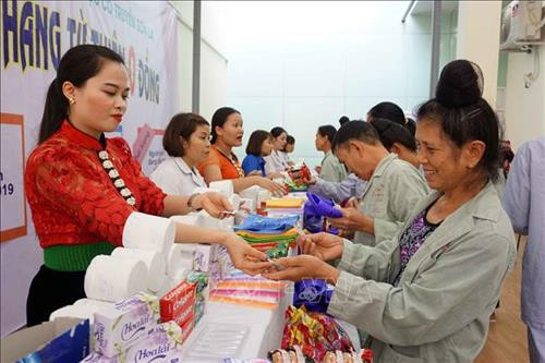 Chương trình tổ chức Gian hàng 0 đồng phục vụ nhu yếu phẩm thiết yếu như quần áo, giày dép...Ảnh: Diệp Anh - TTXVN Chương trình tổ chức Gian hàng 0 đồng phục vụ nhu yếu phẩm thiết yếu như quần áo, giày dép...Ảnh: Diệp Anh - TTXVN