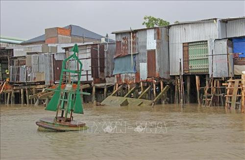 Tình trạng sạt lở bờ sông ven thị trấn Năm Căn đang trong tình trạng đặc biệt nguy hiểm, đe dọa trực tiếp đến đời sống của người dân trong khu vực. Ảnh: Huỳnh Thế Anh - TTXVN Tình trạng sạt lở bờ sông ven thị trấn Năm Căn đang trong tình trạng đặc biệt nguy hiểm, đe dọa trực tiếp đến đời sống của người dân trong khu vực. Ảnh: Huỳnh Thế Anh - TTXVN