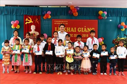 Giám đốc Viễn thông Hà Giang Nguyễn Văn Bắc trao tặng học bổng cho các em học sinh xã Pả Vi, huyện Mèo Vạc (Hà Giang) có thành tích cao trong học tập. Ảnh: Phi Anh-TTXVN phát