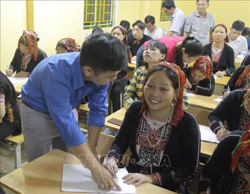 Sau 5 tháng mở lớp xóa mù chữ, nhiều học viên đã biết ghép vần, ghép chữ và làm toán. Ảnh: TTXVN phát Sau 5 tháng mở lớp xóa mù chữ, nhiều học viên đã biết ghép vần, ghép chữ và làm toán. Ảnh: TTXVN phát